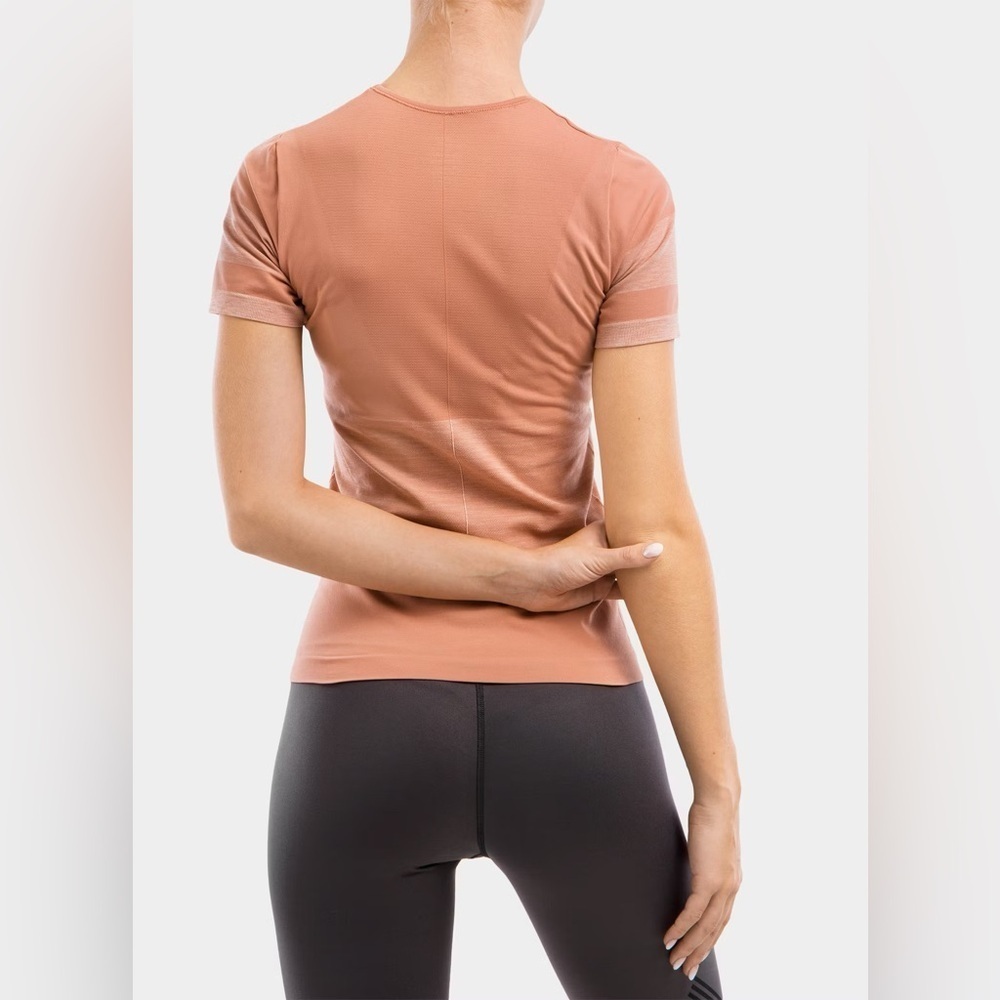 Salomon Elevate Move On Short Sleeve T-Shirt in Brick Dust Salmon Women’s Small - Picture 2 of 6